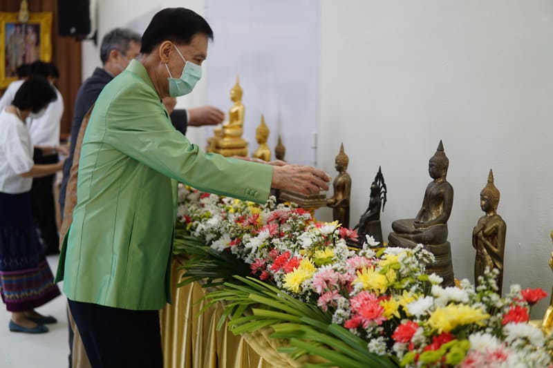 瑞嘉普大学在校庆日举行了斋僧行善活动。