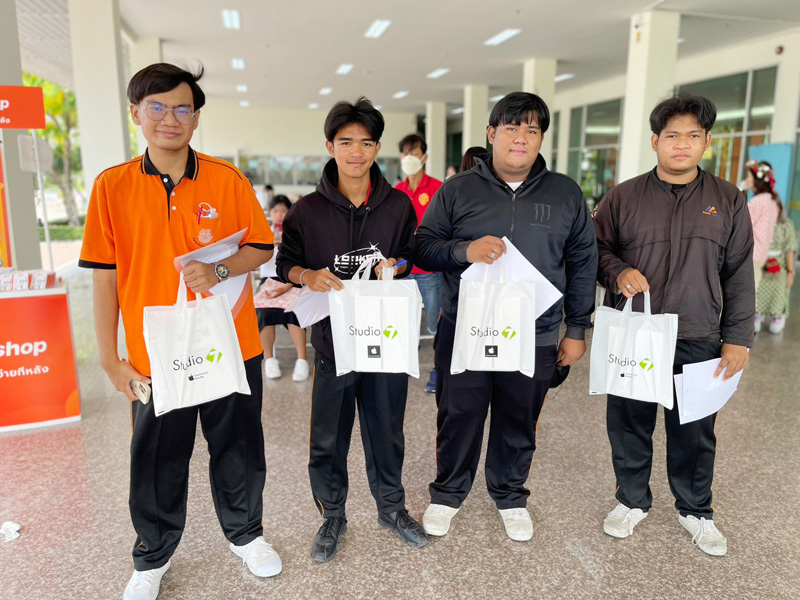 瑞嘉普大学大学向学生赠送第9代iPad教育设备