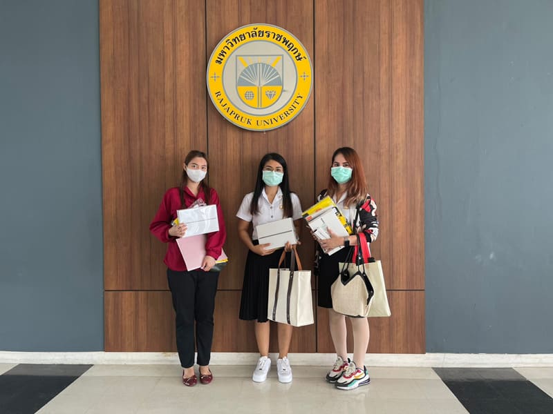 瑞嘉普大学大学向学生赠送第9代iPad教育设备