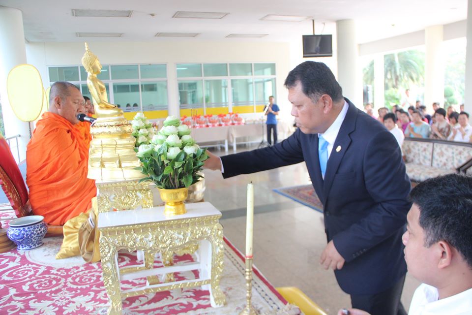 瑞嘉普大学在崇圣楼举行斋僧行善活动