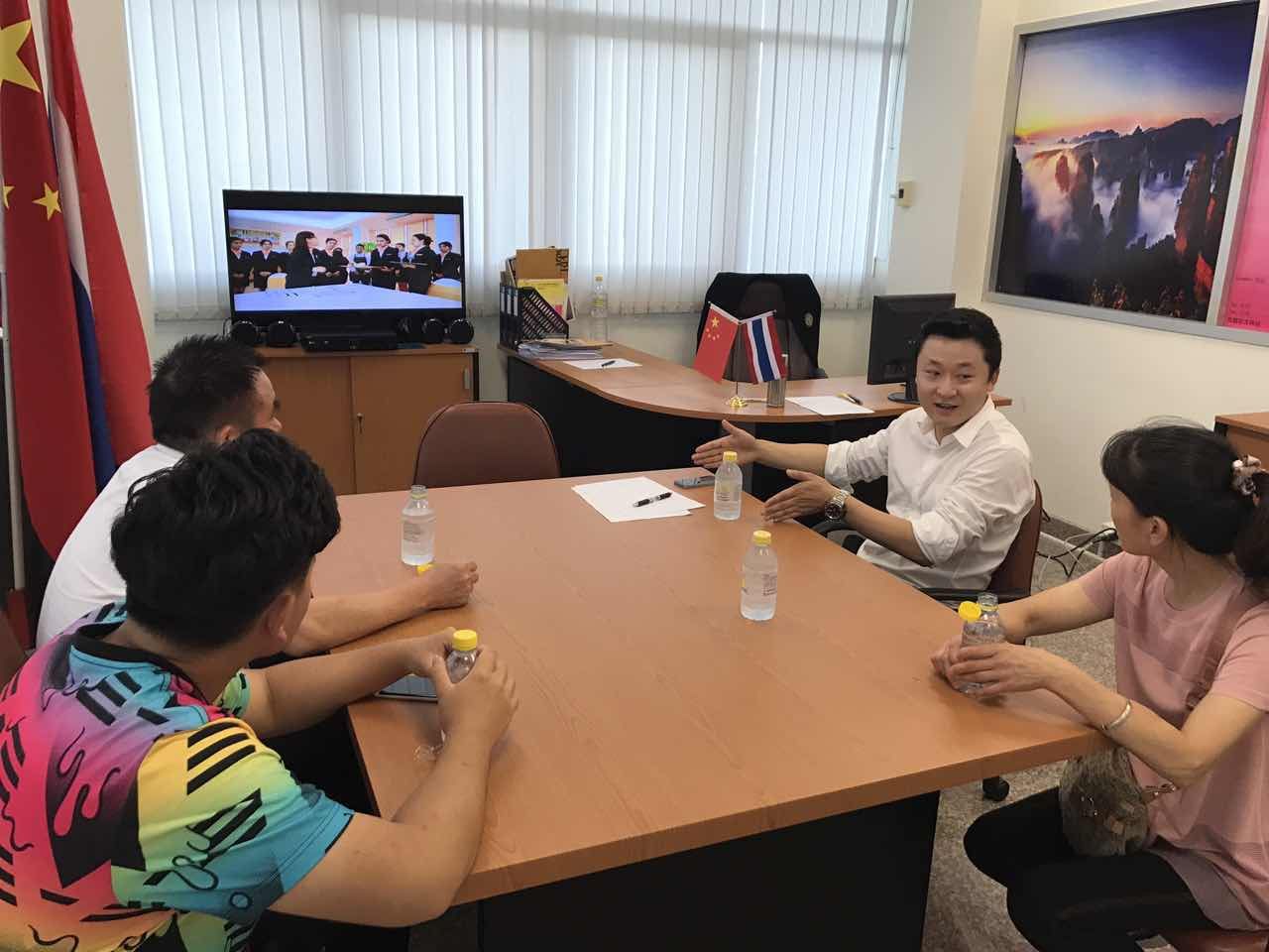 瑞嘉普大学热情接待学生及学生家长一行