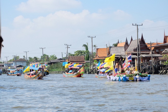 瑞嘉普大学传统水上蜡烛游行日